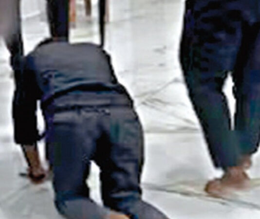 கொச்சி | ஊழியர்களை சங்கிலியால் கட்டி நாய் போல நடக்க வைத்த கொடூரம்