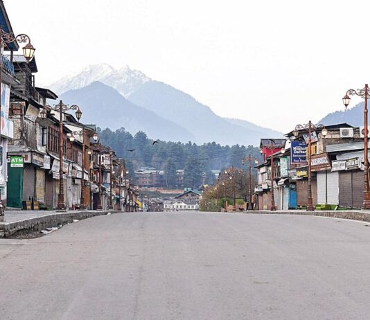 கைகோத்து நிற்கிறது காஷ்மீர்: முழு கடையடைப்புக்கு அரசியல் கட்சிகள், மத அமைப்புகள் ஆதரவு