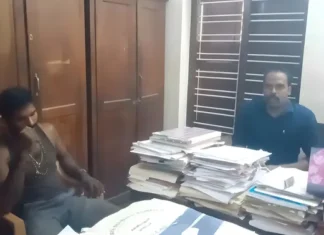 குமரி: பேரூராட்சி பதிவறை எழுத்தர், மின் பணியாளர் கைது