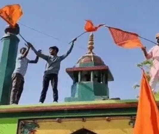 உ.பி.யில் தர்காவில் காவி கொடி ஏற்றியவர் கைது: துணை ஆய்வாளர், 2 காவலர்கள் பணியிடை நீக்கம்