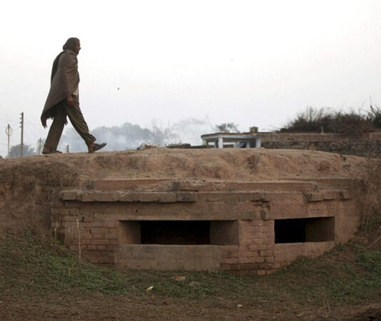 போர் பதற்றத்தால் காஷ்மீர் எல்லையோர கிராமத்தில் பதுங்கு குழிகளை தயார் செய்யும் மக்கள்!