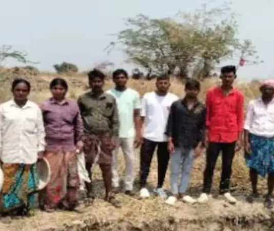 பெண்களை போல சேலை அணிந்து கர்நாடகாவில் 100 நாள் வேலை திட்டத்தில் ரூ.3 லட்சம் மோசடி