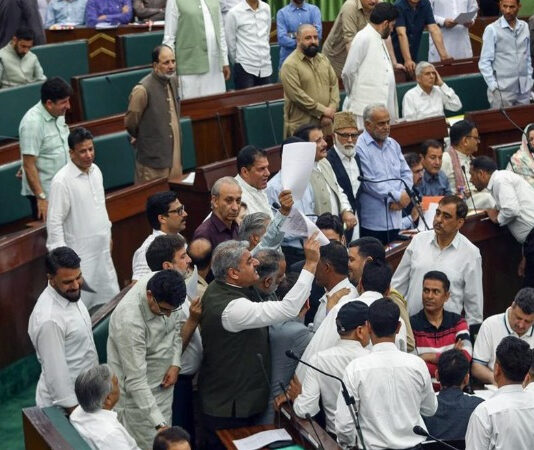 ஜம்மு காஷ்மீர் சட்டப்பேரவையில் ஆம் ஆத்மி, பாஜக எம்எல்ஏக்கள் கைகலப்பு