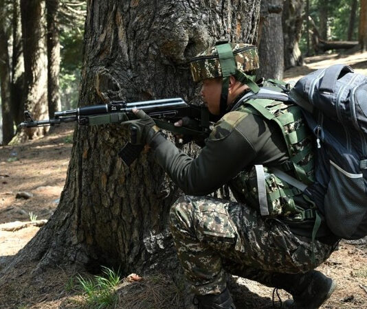 காஷ்மீரின் குல்காம் மாவட்டத்தில் துப்பாக்கிச் சண்டை