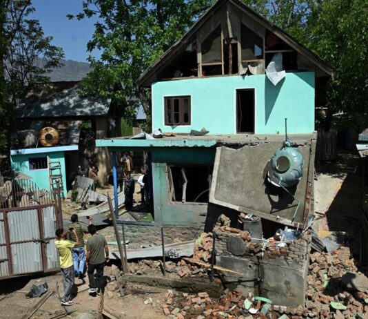 பஹல்காம் தாக்குதலில் தொடர்புடைய தீவிரவாதிகள் 2 பேரின் வீடுகளை தரைமட்டமாக்கிய பாதுகாப்பு படை