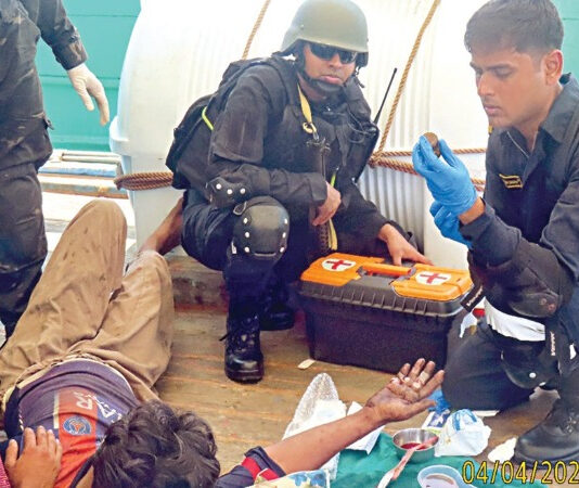 பாகிஸ்தான் மீனவருக்கு இந்திய கடற்படை உதவி