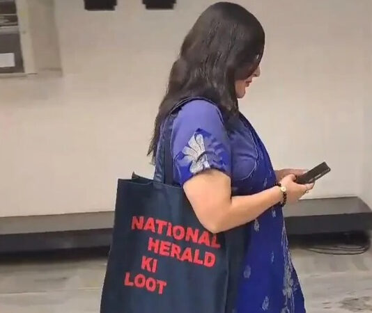 நேஷனல் ஹெரால்ட் கொள்ளை வாசகம் எழுதப்பட்ட பையுடன் வந்த பாஜக எம்.பி.