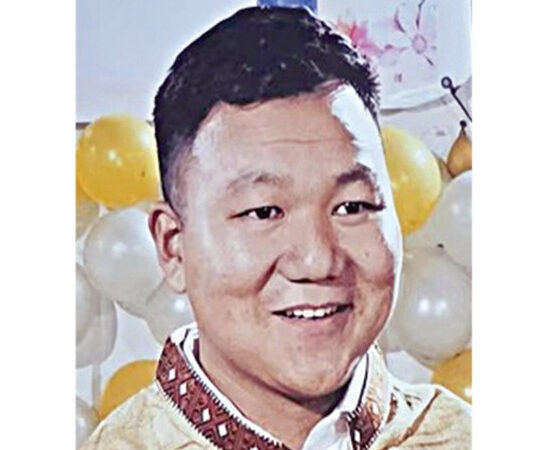 சுற்றுலா பயணிகள் தப்பிக்க உதவிய விமானப் படை வீரருக்கு நினைவிடம்