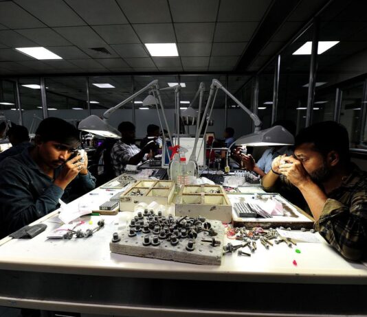 ஊதிய உயர்வு கோரிக்கைகளை வலியுறுத்தி குஜராத் வைர தொழிலாளர்கள் பேரணி