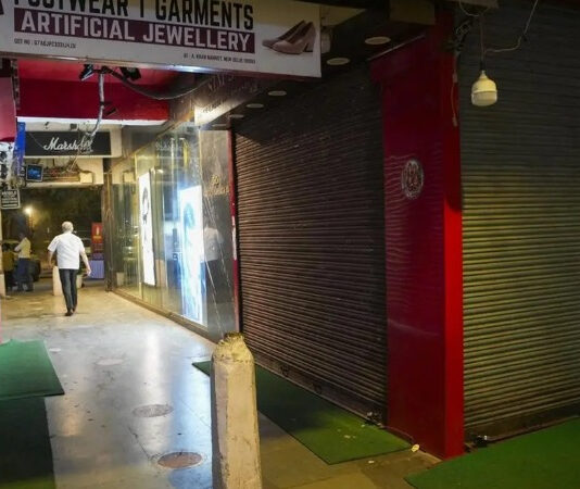 பஹல்காம் தாக்குதலுக்கு கண்டனம்: டெல்லியில் வர்த்தகர்கள் கடையடைப்பு