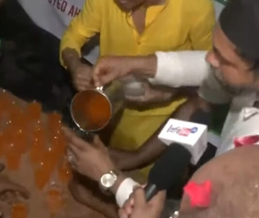 மே.வங்கத்தில் ராம நவமி ஊர்வலத்தில் குளிர்பானம் வழங்கிய முஸ்லிம்கள்