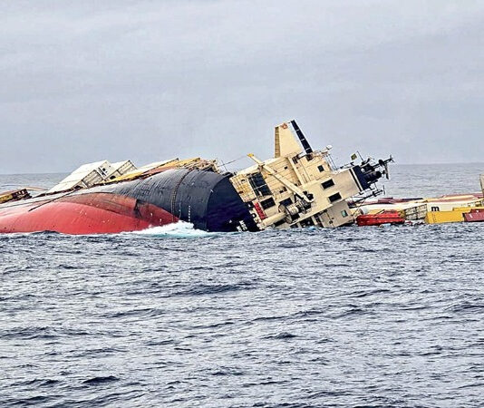 அபாயகரமான ரசாயனங்கள் உடன் சரக்கு கப்பல் கேரள கடல் பகுதியில் மூழ்கியது – 24 ஊழியர்கள் மீட்பு