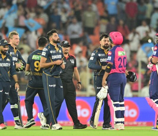 பிளே ஆஃப் சுற்று வாய்ப்பு யாருக்கு? – மல்லுக்கட்டும் 7 அணிகள்