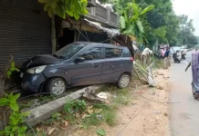 வெள்ளிகோடு: சாலையோரம் மின்கம்பத்தில் மோதிய கார்