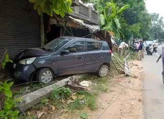 வெள்ளிகோடு: சாலையோரம் மின்கம்பத்தில் மோதிய கார்