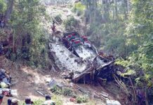 இலங்கை பள்ளத்தாக்கில் நடந்த பேருந்து விபத்தில் 15 பேர் உயிரிழப்பு