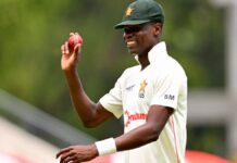 இங்கிலாந்தின் முக்கிய 3 விக்கெட்டுகளை தட்டித் தூக்கிய ஆர்சிபி பவுலர்: யார் இந்த பிளெஸ்ஸிங் முஸரபானி?