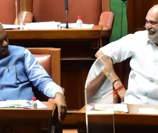 கர்நாடக பாஜக எம்எல்ஏக்கள் இருவர் கட்சியில் இருந்து நீக்கம்