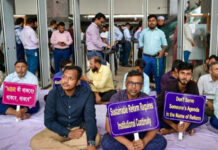 அரசு ஊழியர்கள், ஆசிரியர்கள் போராட்டம்: வங்கதேசத்தில் இடைக்கால அரசுக்கு நெருக்கடி