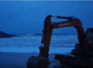 வாணியக்குடி: கரை ஒதுங்கிய கண்டெய்னர் மீட்பு பணி தீவிரம்