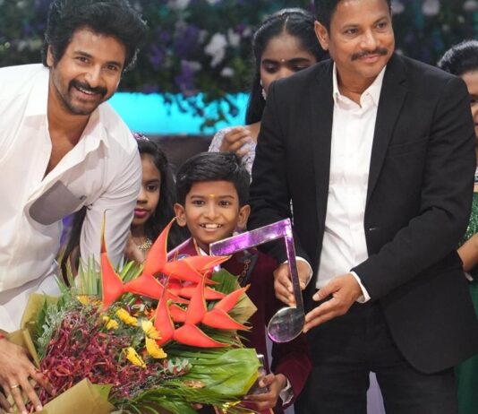 ‘சரிகமப லிட்டில் சாம்ப்ஸ்’ சீசன் 4 டைட்டிலை வென்றார் திவினேஷ்