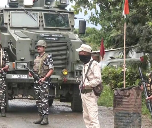 மணிப்பூர் துப்பாக்கி சண்டையில் 10 தீவிரவாதிகள் உயிரிழப்பு: 7 தீவிரவாதிகள் கைது