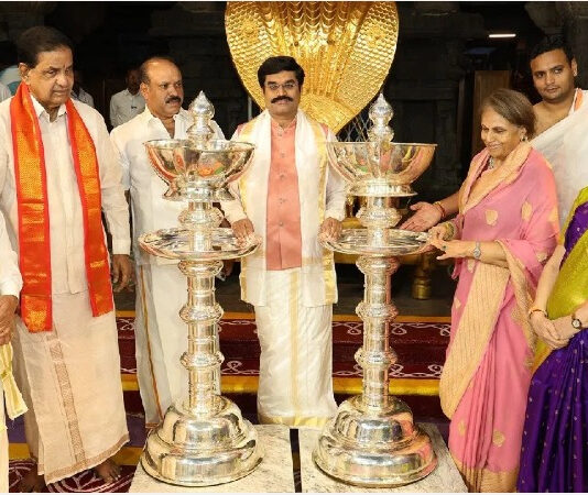 ஏழுமலையானுக்கு 100 கிலோ வெள்ளி குத்துவிளக்கு காணிக்கை: மைசூரு அரச குடும்பத்தினர் வழங்கினர்