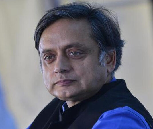 பிரதமர் மோடியை பாராட்டிய சசி தரூருக்கு காங். எதிர்ப்பு