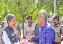 நாகர்கோவிலில் ஆளுநரை வரவேற்ற வருவாய் அலுவலர்