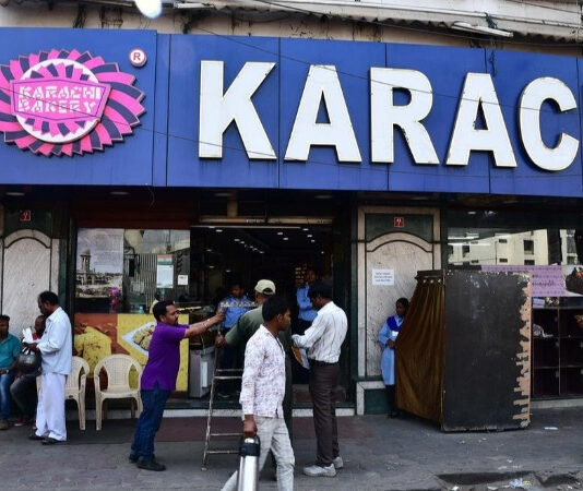 73 ஆண்டு கால பாரம்பரியம் கொண்ட கராச்சி பேக்கரி மீது தாக்குதல்