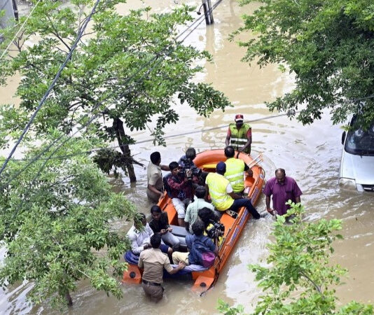 கனமழையால் பெங்களூரு சாலைகளில் வெள்ளம்: பாதிக்கப்பட்ட மக்கள் படகுகள் மூலம் மீட்பு