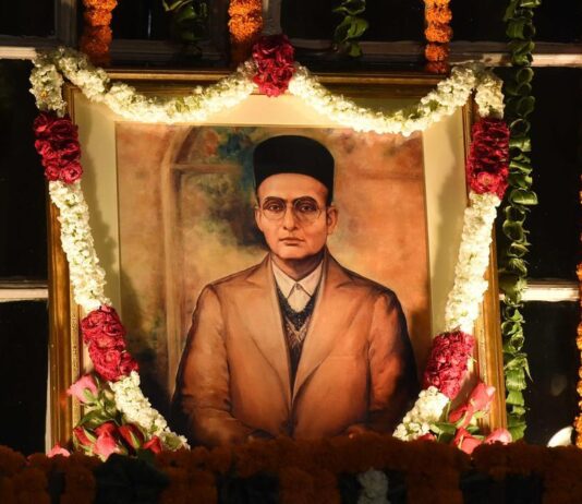 டெல்லி சட்டப்பேரவையில் வீர சாவர்க்கர் படம்: பாஜக அறிவிப்புக்கு ஆம் ஆத்மி எதிர்ப்பு