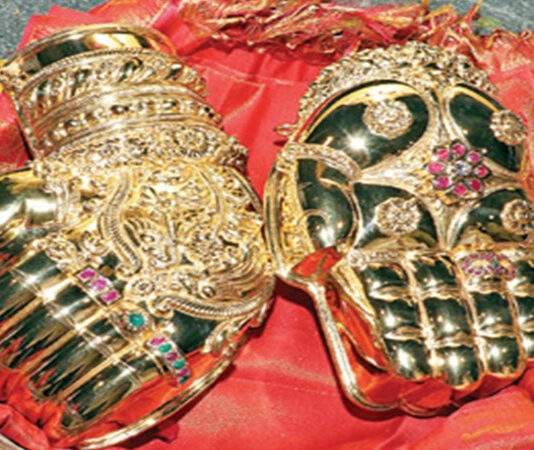 திருப்பதி ஏழுமலையானுக்கு 5 கிலோ தங்க ஹஸ்தங்கள் காணிக்கை