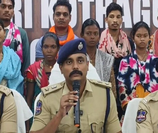 தெலங்கானா மாநிலத்தில் 17 நக்சலைட்கள் சரண்