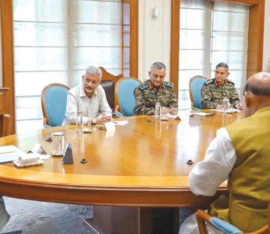 எல்லை பகுதிகளில் பாகிஸ்தான் அத்துமீறினால் தக்க பதிலடி: முப்படை தளபதிகளுக்கு பிரதமர் மோடி உத்தரவு