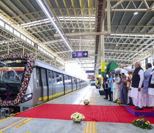 பெங்களூருவில் ஓட்டுநர் இல்லாத மெட்ரோ, வந்தே பாரத் ரயில் சேவையை தொடங்கி வைத்தார் பிரதமர் மோடி