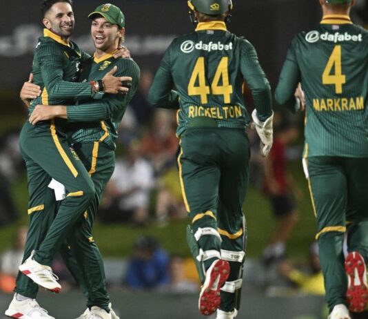 கேசவ் மகாராஜ் அபார பந்துவீச்சு: ஆஸி.யை வீழ்த்தியது தென் ஆப்பிரிக்கா