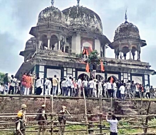 கோயிலை இடித்து கட்டியதாக புகார்: உ.பி.யில் முஸ்லிம் தர்காவை சேதப்படுத்திய இந்துத்துவா அமைப்பினர்