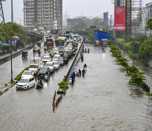 மும்பையில் தொடரும் கனமழையால் பள்ளிகள், அரசு அலுவலகங்கள் தனியார் நிறுவனங்களை மூட உத்தரவு