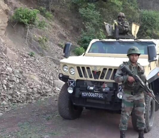 ஜம்மு-காஷ்மீரில் தீவிரவாதிகள் தேடுதல் வேட்டை: பதுங்கு குகைகள் குண்டு வைத்து தகர்ப்பு