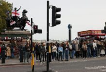 வெளிநாட்டினர் குடியேற்றத்தை எதிர்த்து லண்டனில் மாபெரும் பேரணி; 1.5 லட்சம் பேர் பங்கேற்பு