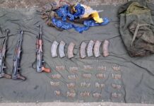 ஆயுதங்களை கடத்தியதாக 3 ராணுவ சுமைதூக்கிகள் கைது