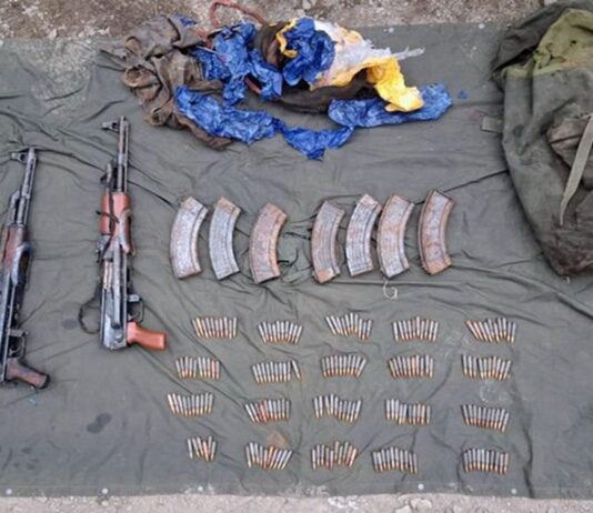 ஆயுதங்களை கடத்தியதாக 3 ராணுவ சுமைதூக்கிகள் கைது