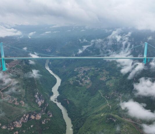 உலகின் மிக உயரமான பாலம் சீனாவில் திறப்பு: 2 மணி நேரப் பயணம் 2 நிமிடத்தில் நிறைவடைகிறது