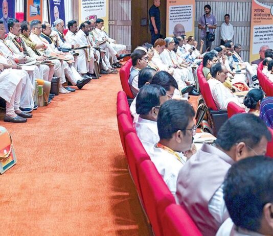 பாஜக எம்பி.க்களின் 2 நாள் பயிற்சிபட்டறை: கடைசி வரிசையில் அமர்ந்திருந்த பிரதமர் மோடி