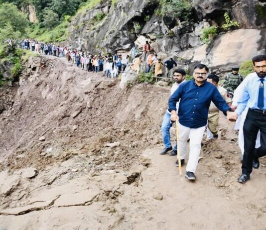 நிலம் உள்வாங்கியதில் காஷ்மீரில் 50 கட்டிடங்கள் சேதம்