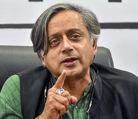 நீச்சல் குளங்களில் குளிப்பதை தவிர்க்க காங்கிரஸ் எம்.பி. சசி தரூர் வேண்டுகோள்