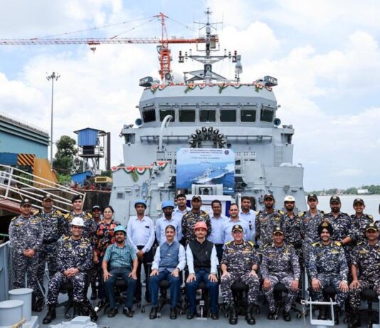 உள்நாட்டிலேயே தயாரிக்கப்பட்ட நீர்மூழ்கி எதிர்ப்பு போர்க் கப்பல் ‘ஆந்த்ராத்’ கடற்படையிடம் ஒப்படைப்பு