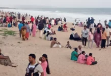 குளச்சல்: கடற்கரையில் சூரிய அஸ்தமனம் காண குவிந்த மக்கள்