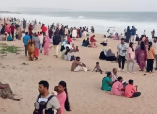 குளச்சல்: கடற்கரையில் சூரிய அஸ்தமனம் காண குவிந்த மக்கள்